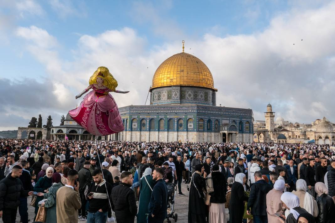 İsrail’in kısıtlamalarına rağmen akın ettiler: 120 Bin Filistinli Mescid-i Aksa’da saf tuttu - Resim: 33